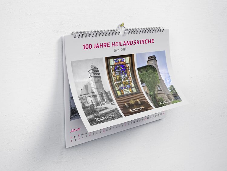 Auf dem Bild ist der Kalender zusehen, wie er an einer neutralen Wand hängt.